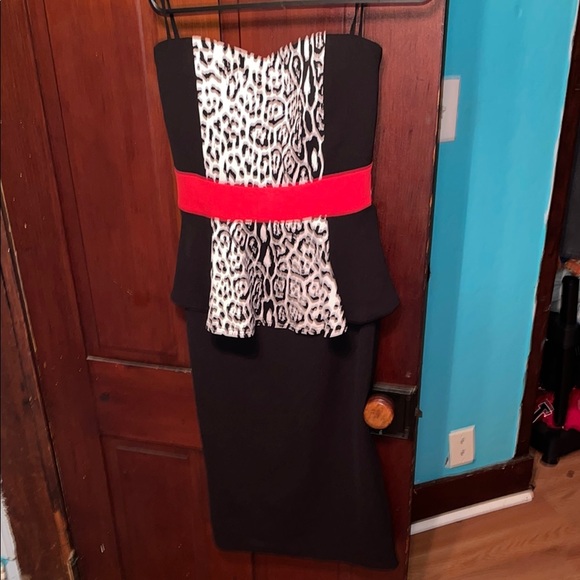 Chic Strapless Black and White Leopard Dress with Red Accent - Picture 4 of 9